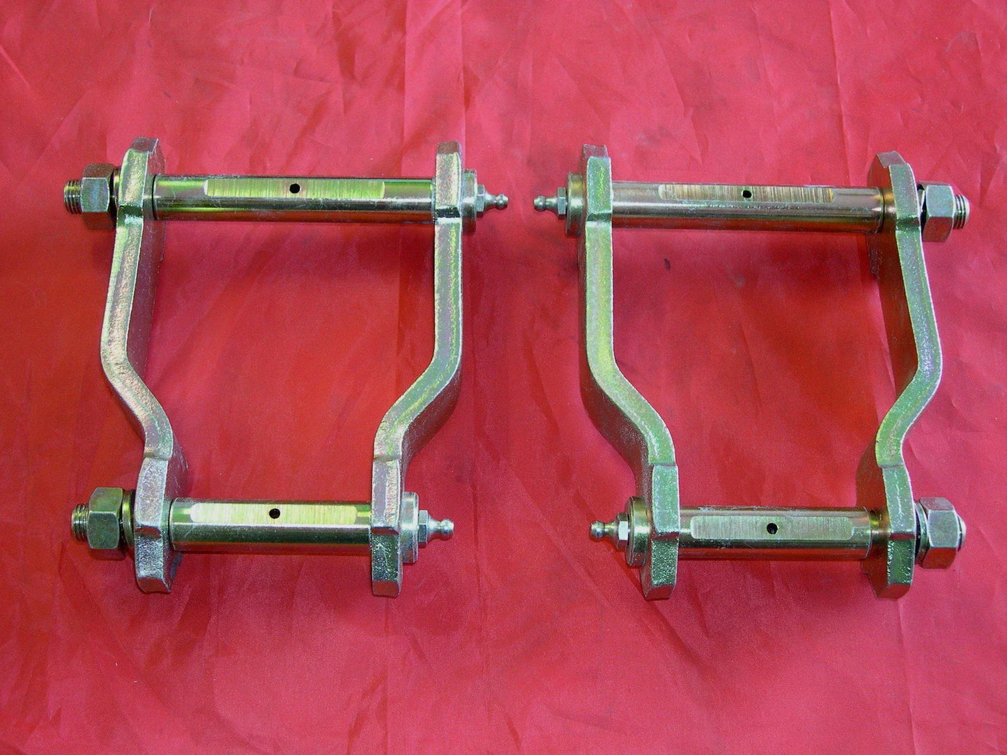 Front Greasable Extended Shackles for Toyota Hilux Leaf Spring (1979-1998)