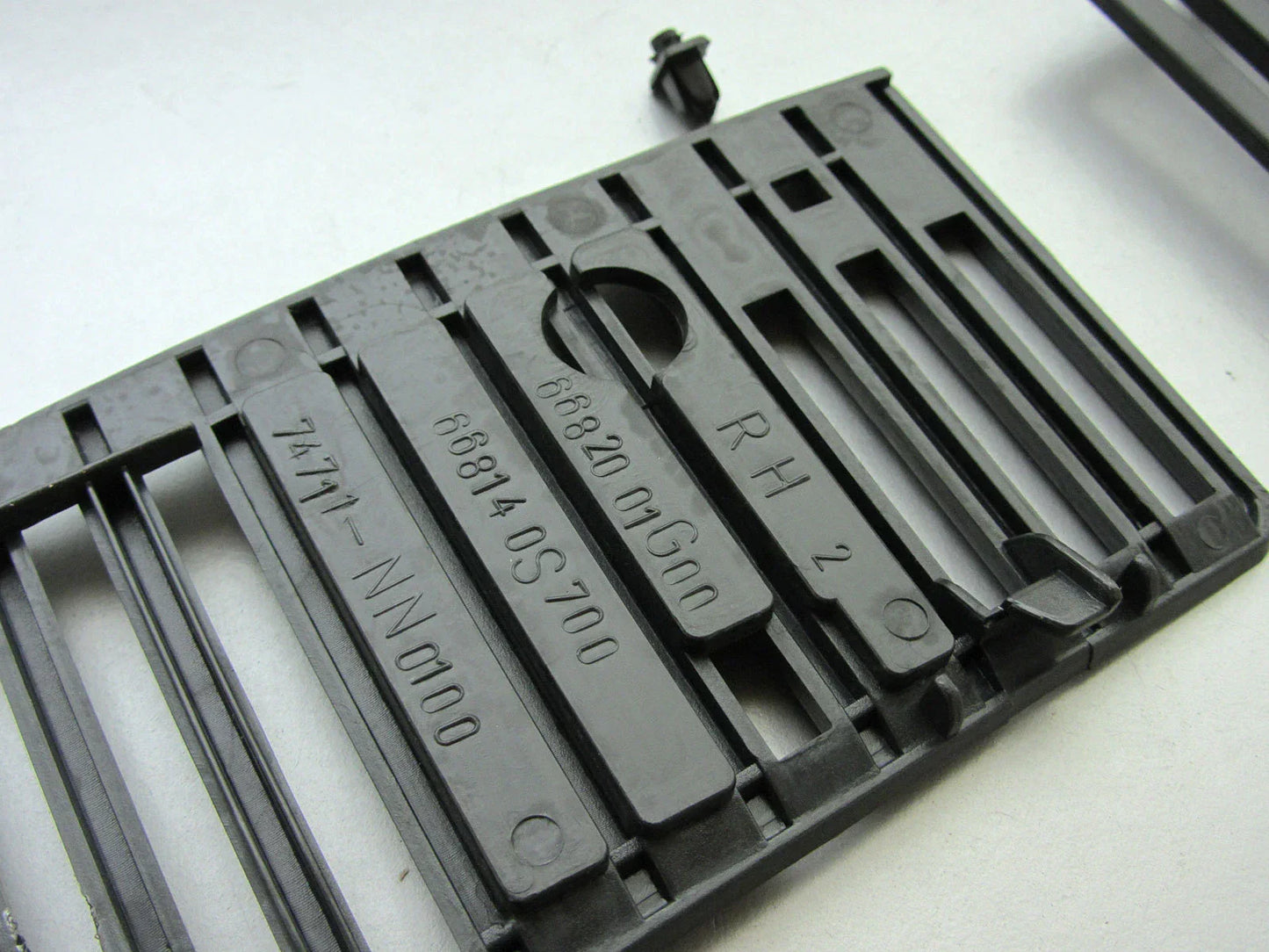 Wiper Cowl Grill with Clips for Nissan Navara D21 (1986-1992)