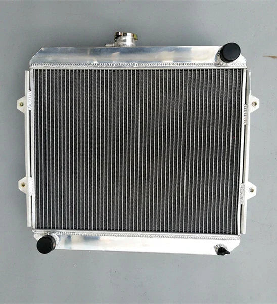 3 Core Aluminum Radiator + Red Hose for HILUX RN105 RN106 RN130 (1995-2005)