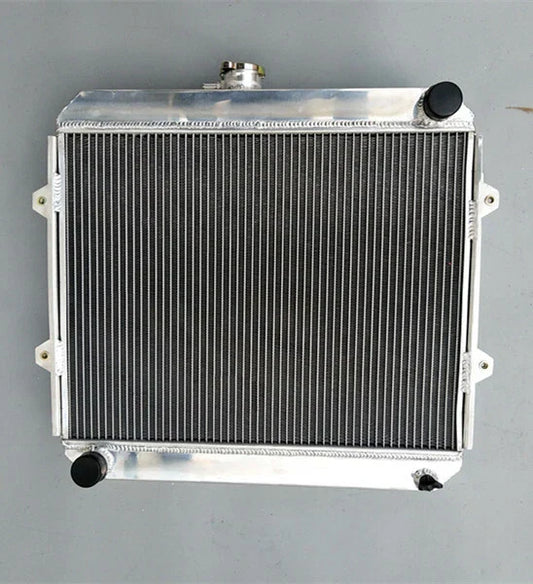 3 Core Aluminum Radiator + Red Hose for HILUX RN105 RN106 RN130 (1995-2005)