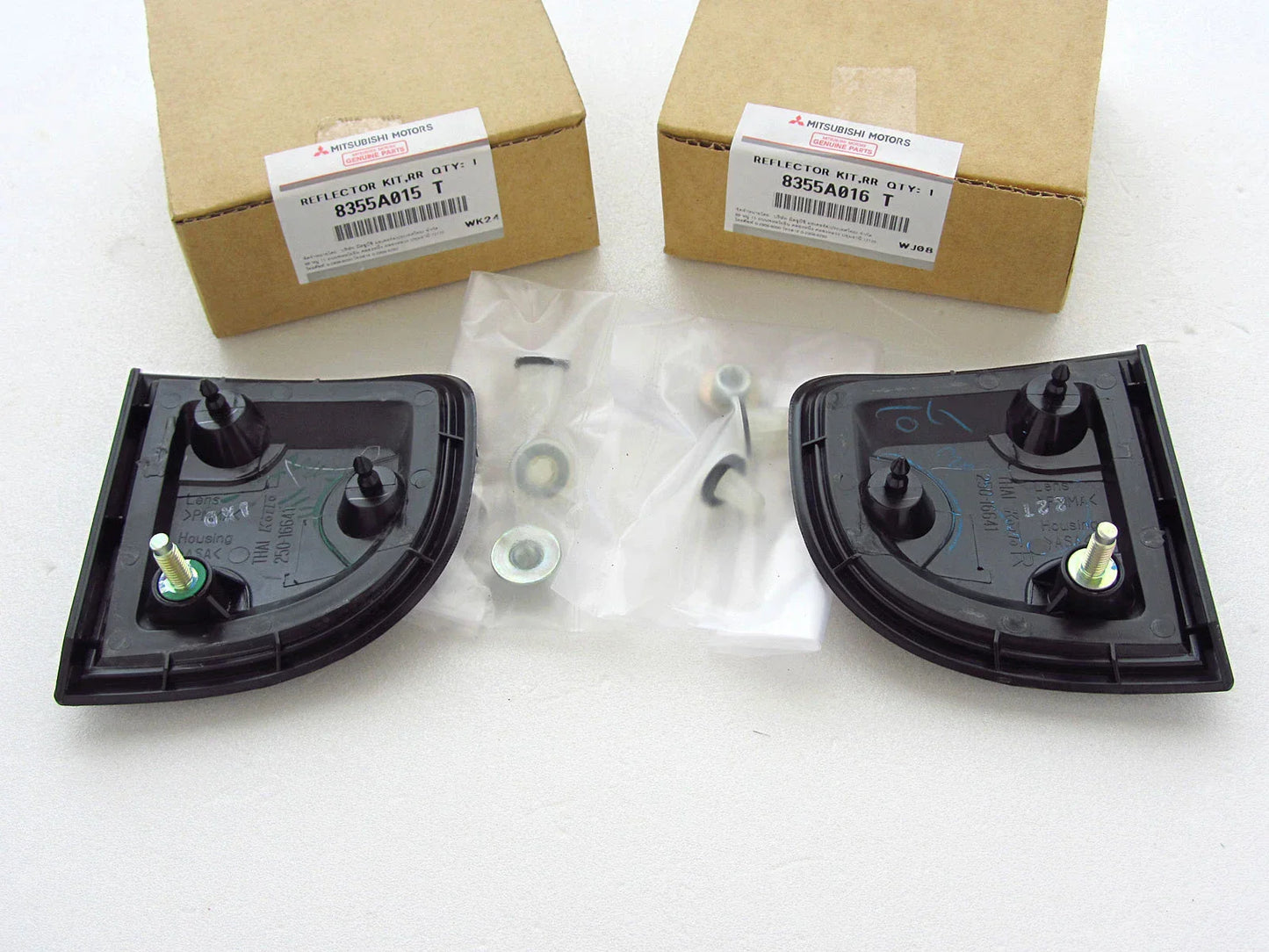 Genuine Mitsubishi Triton L200 MN ML Rear Reflector for 2006-2012