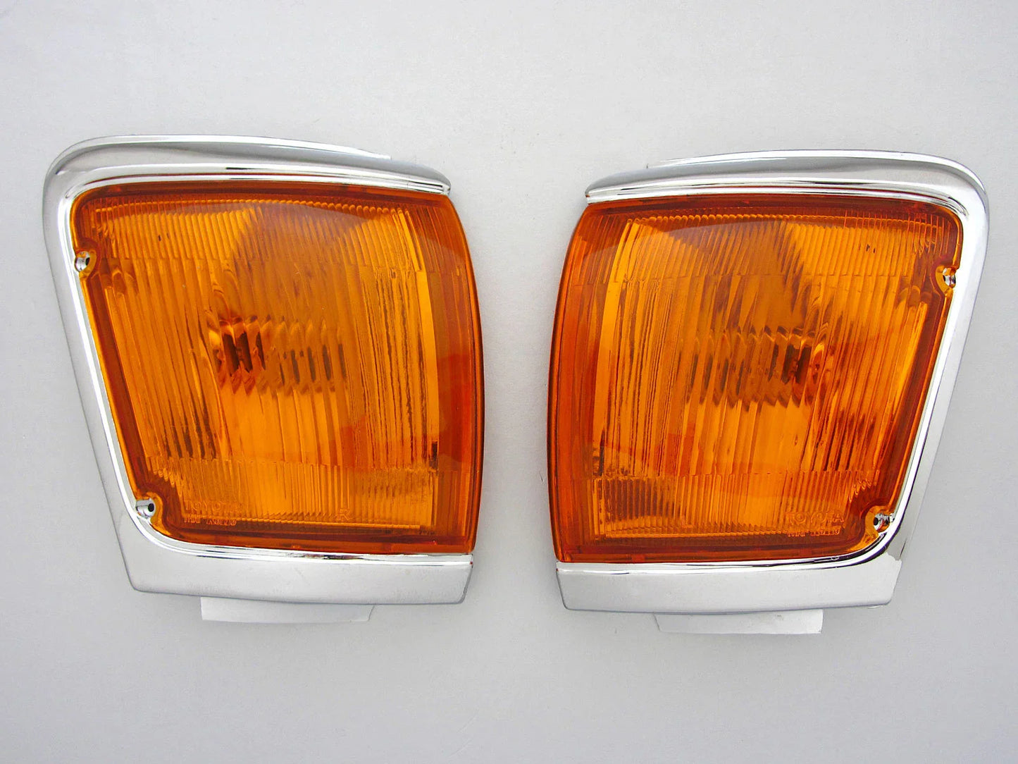 Chrome Indicator Corner Lights for 88-97 Toyota Hilux LN103 (88-97)