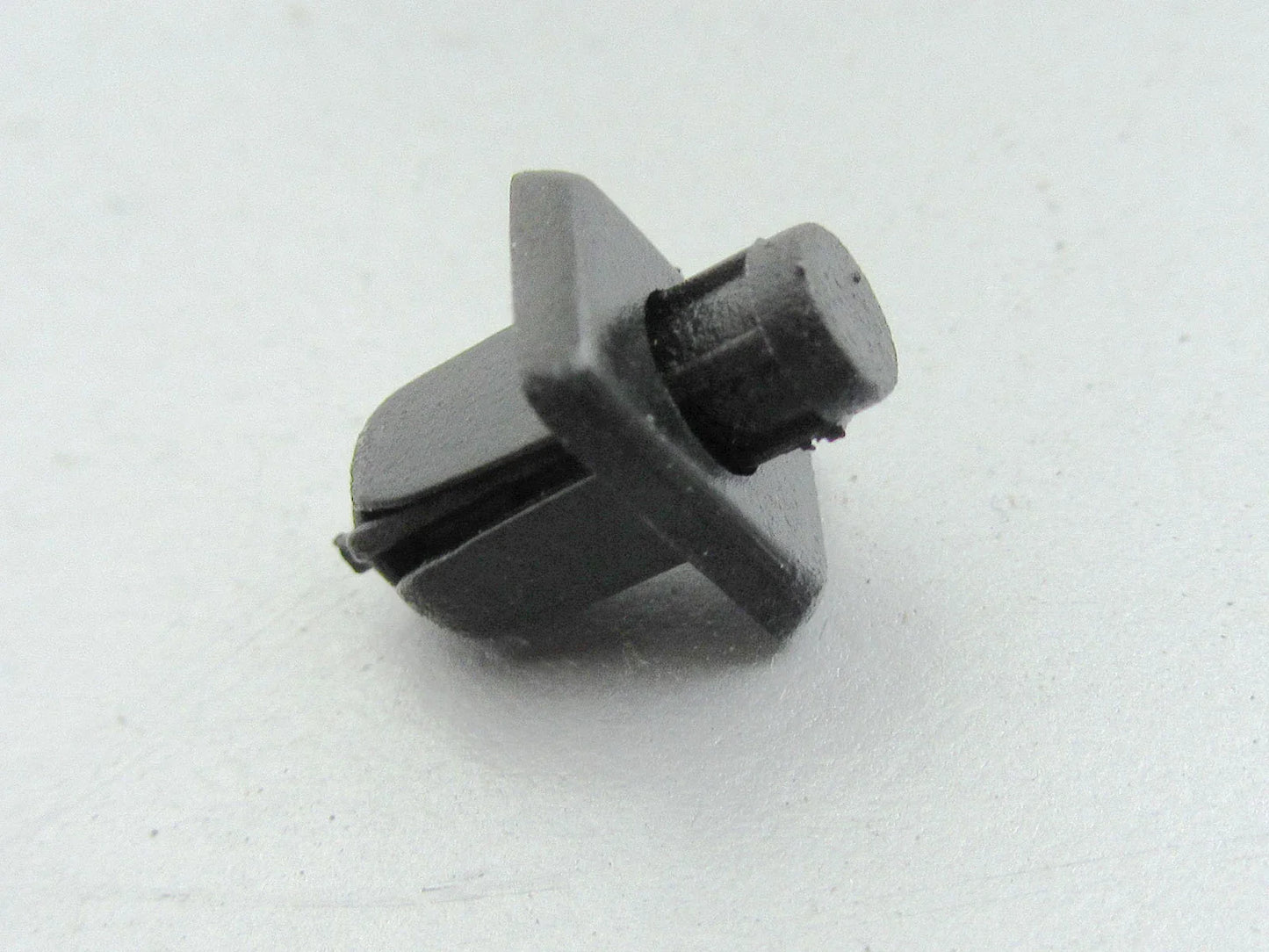 Wiper Cowl Grill Lock Clip for Nissan Navara D21 (1986-1997) - 10 x Clips